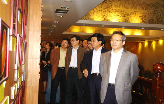 圖片關(guān)鍵詞 周偉(右一)率領(lǐng)代表團(tuán)成員參觀中華靈芝文化館